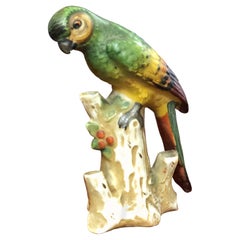 Sculpture française en céramique du 19ème siècle représentant un petit perroquet aux couleurs vives