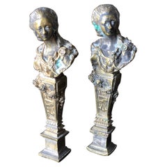 Paar französische Bronzekästen aus dem 19. Jahrhundert, die weibliche Figuren darstellen