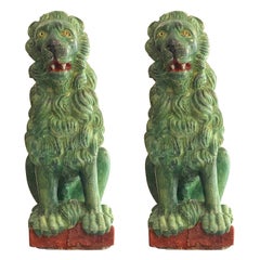 Paar antiker grüner chinesischer Steinguss-Löwen-Skulpturen Garten-Ornamente