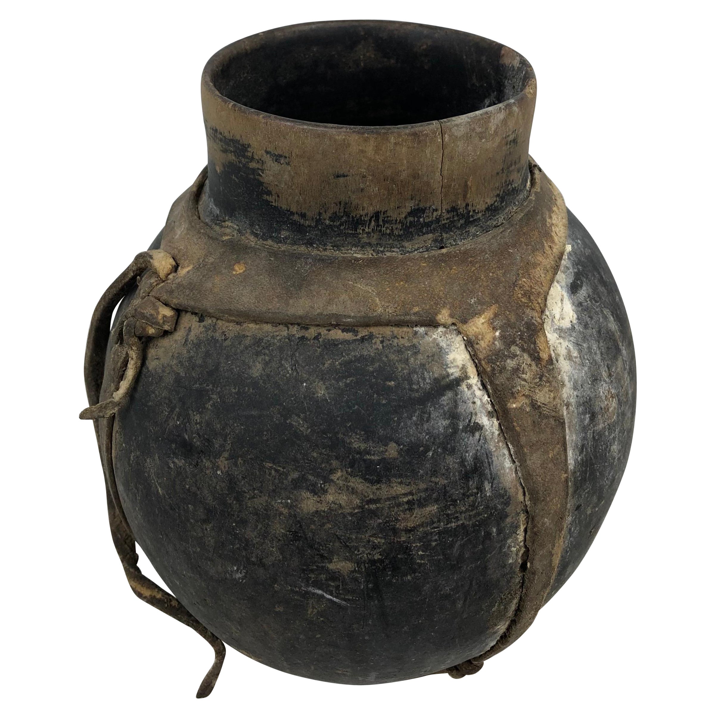 Pot tribal ou vase en bois d'Afrique centrale marron neutre