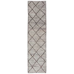 Long tapis de couloir moderne au design marocain vieilli en diamants blancs cassés et bruns