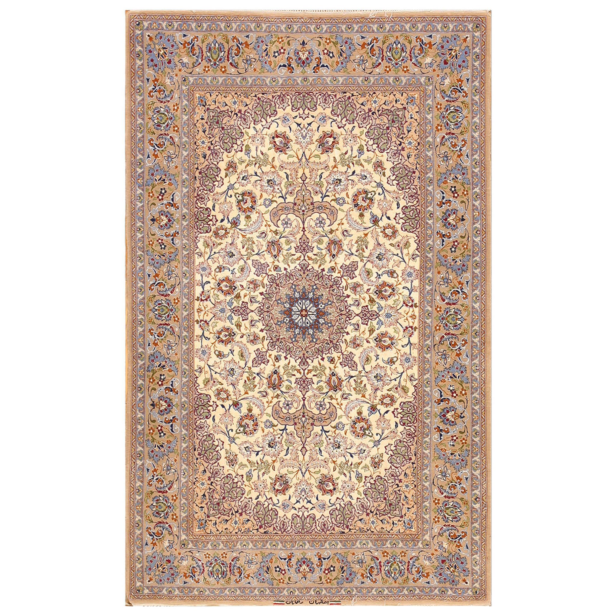 Mid 20th Century Persian Isfahan Carpet ( 3' 7" x 5' 7" - 109 x 170 cm ) For Sale