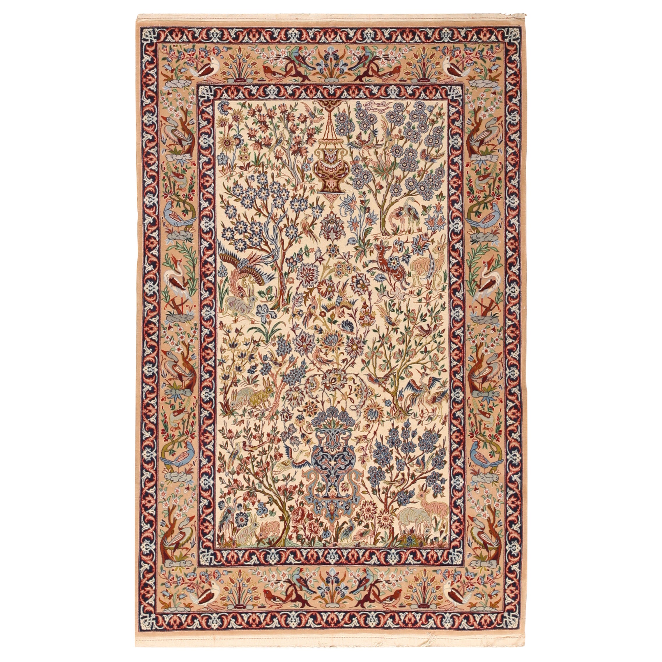 Mid 20th Century Persian Isfahan Carpet ( 3'7" x 5'5" - 110 x 165 cm ) For Sale