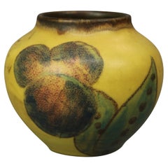 Arts & Crafts Rookwood Matte Glaze Art Pottery Vase mit stilisierten Blumen:: 1931