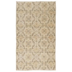 Tapis vintage d'Anatolie fait à la main avec un motif floral sur toute sa surface