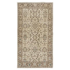 Tapis turc d'appoint Oushak vintage de 4 x 6,8 pieds en beige avec motifs floraux sur toute la surface