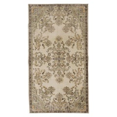 Tapis vintage 4x7 Ft représentant un motif de jardin floral français.  Tapis beige fait à la main