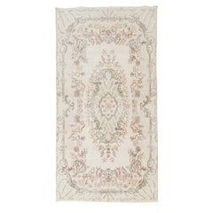 Tapis Oushak vintage fait main de 4 x 7 pieds de couleur neutre. Décoration florale de jardin française