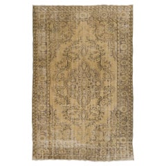Schöner handgefertigter türkischer Teppich mit Medaillon-Design. Beigefarbener Vintage-Teppich