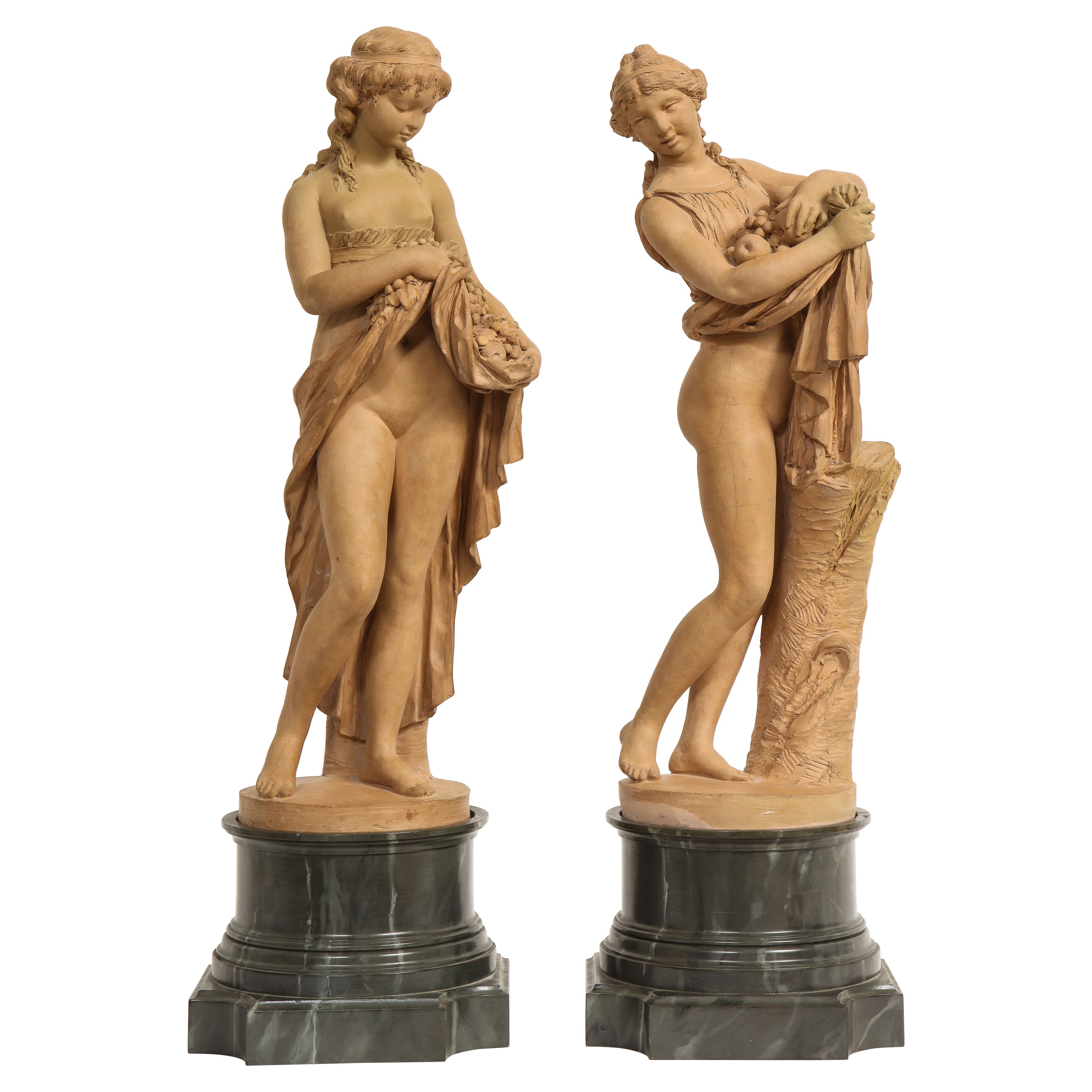 Paire de figurines françaises anciennes en terre cuite représentant Pomona et une fille, signées Clodion