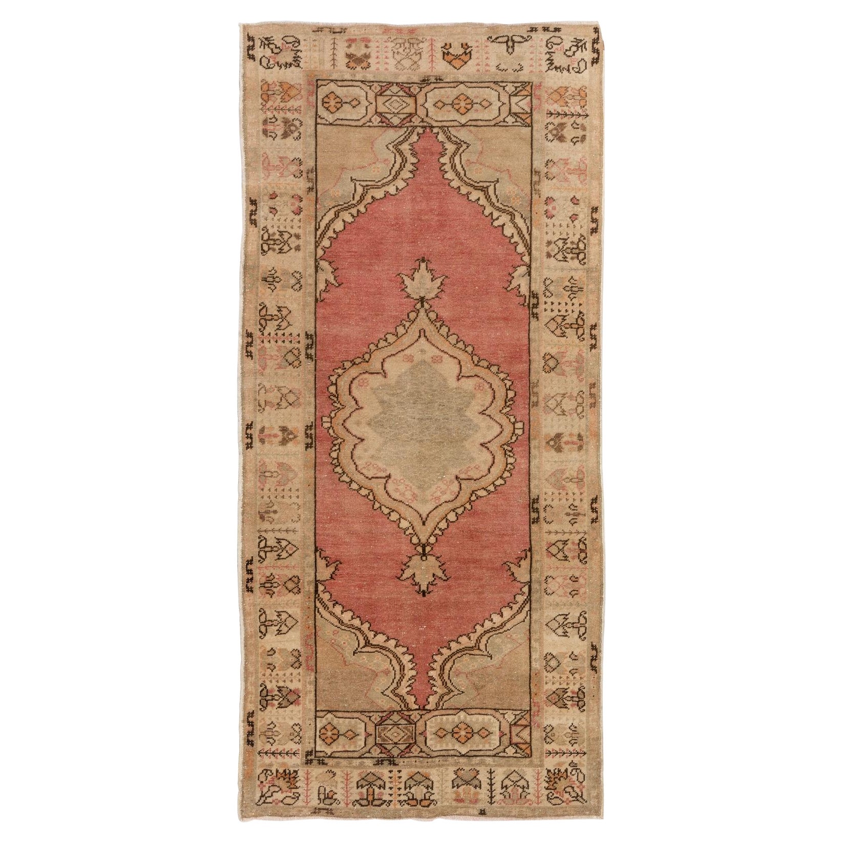 Beau tapis en laine artisanal d'Anatolie du milieu du siècle dernier, de couleur beige et rouge en vente