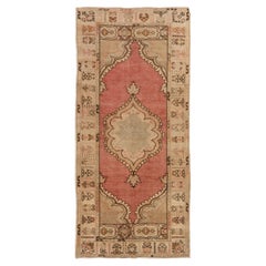 Beau tapis en laine artisanal d'Anatolie du milieu du siècle dernier, de couleur beige et rouge