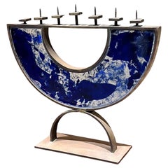 Menorah Siebenarmiges blaues Milchglas-Kunstglas Bronze signiert, 2000er Jahre