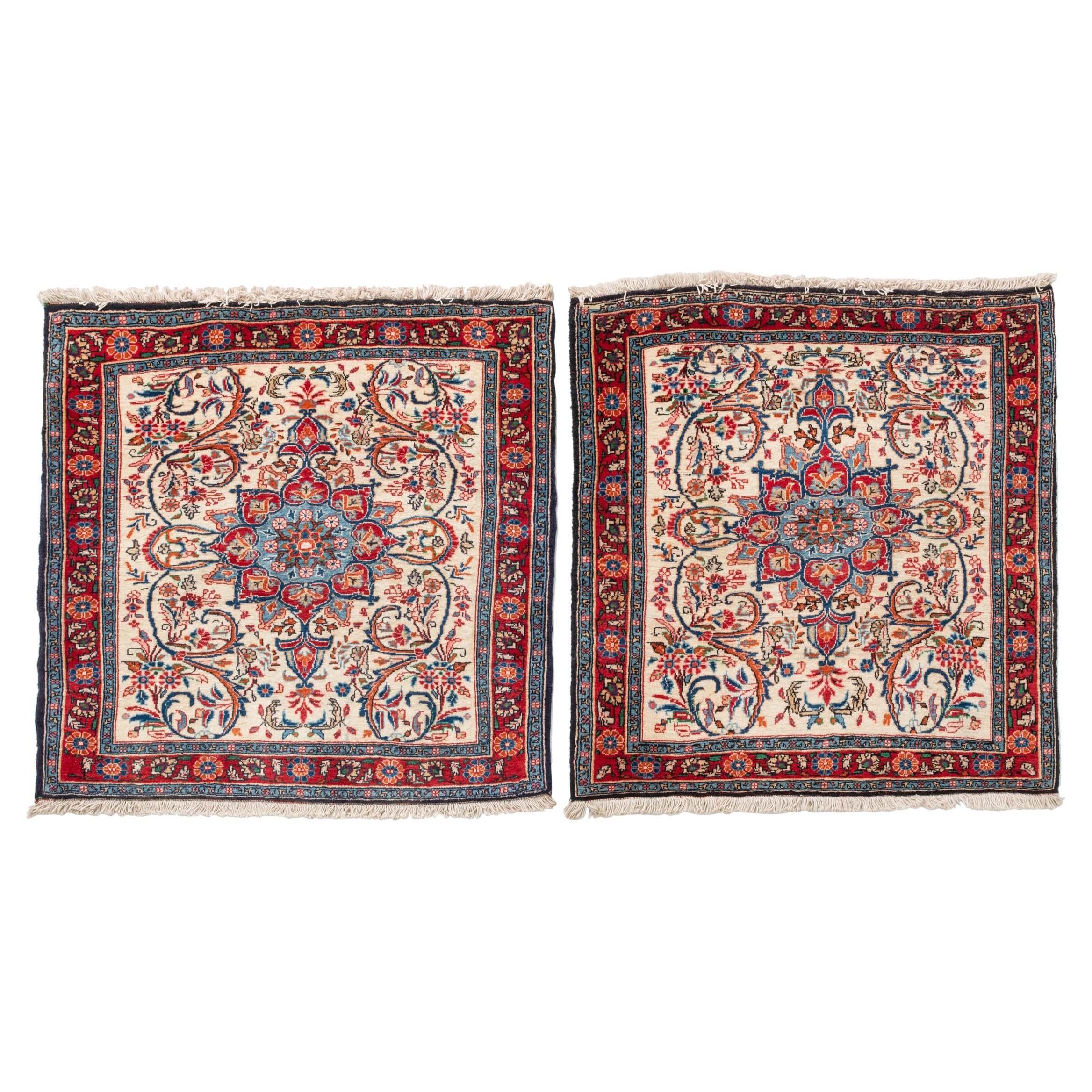 Paar kleine quadratische indische Teppiche oder Kissen im Angebot