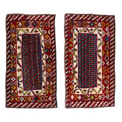 Paire de petits tapis à assortir à d'autres tapis similaires