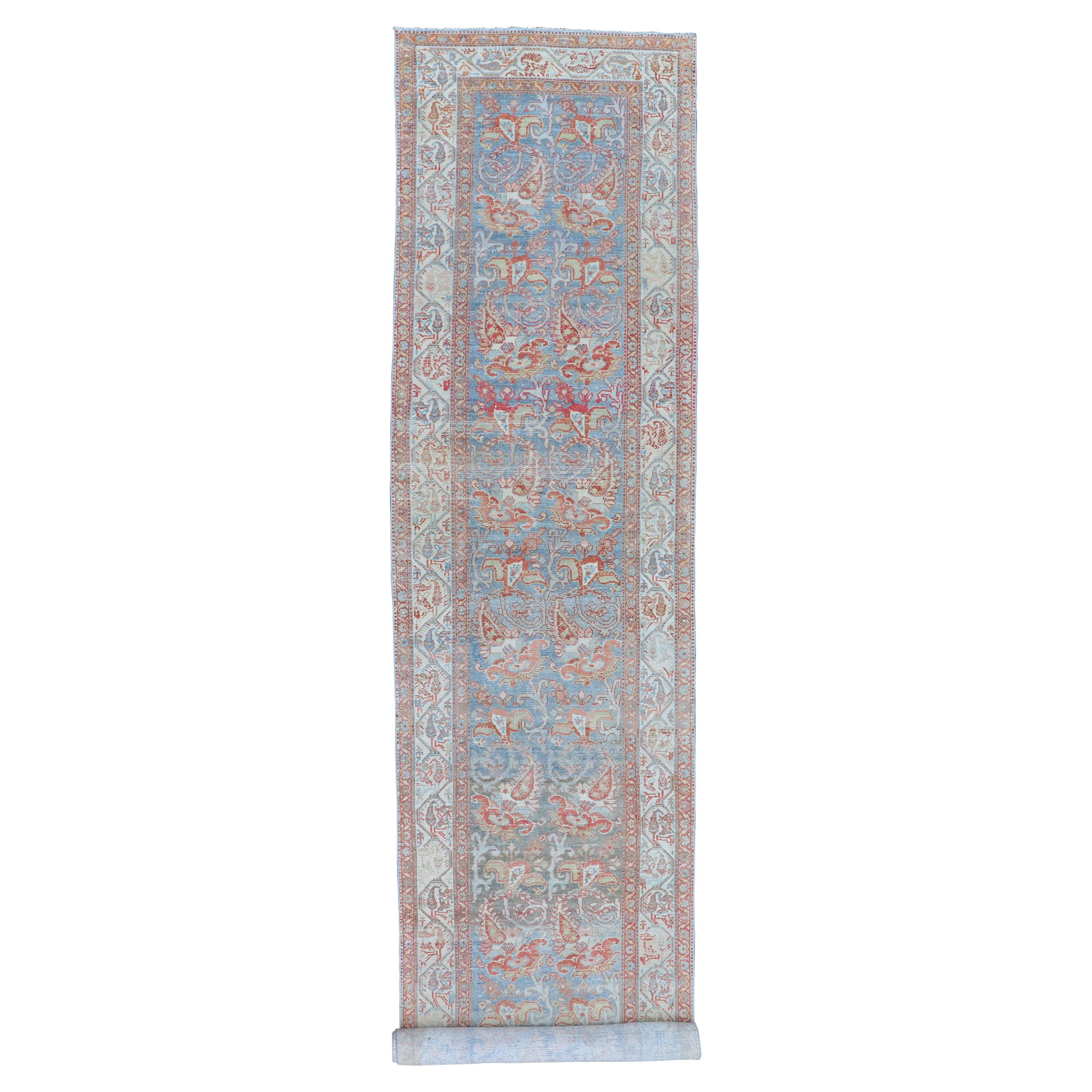Fine tapis de couloir persan ancien Malayer dans des tons doux de bleu, rouge, marron et crème en vente