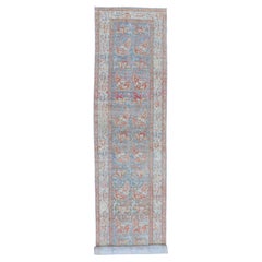 Fine tapis de couloir persan ancien Malayer dans des tons doux de bleu, rouge, marron et crème