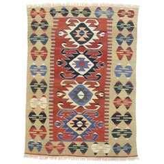 Vintage Persian Shiraz Kilim Rug, Luxury Lodge Meets Nomadic Charm (en anglais)