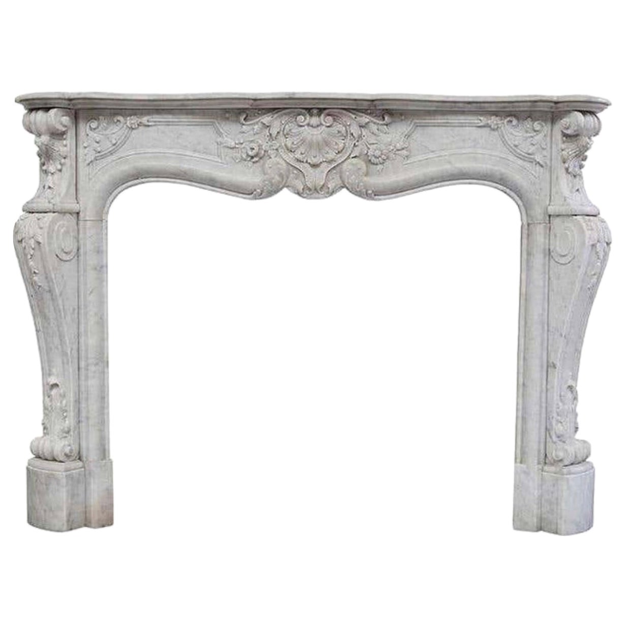 Cheminée richement sculptée du 19ème siècle en marbre blanc de Carrare de style Louis XVI