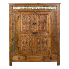 Armoire indonésienne du 19ème siècle au design en forme de rayon de soleil et émaillée bleue et jaune 