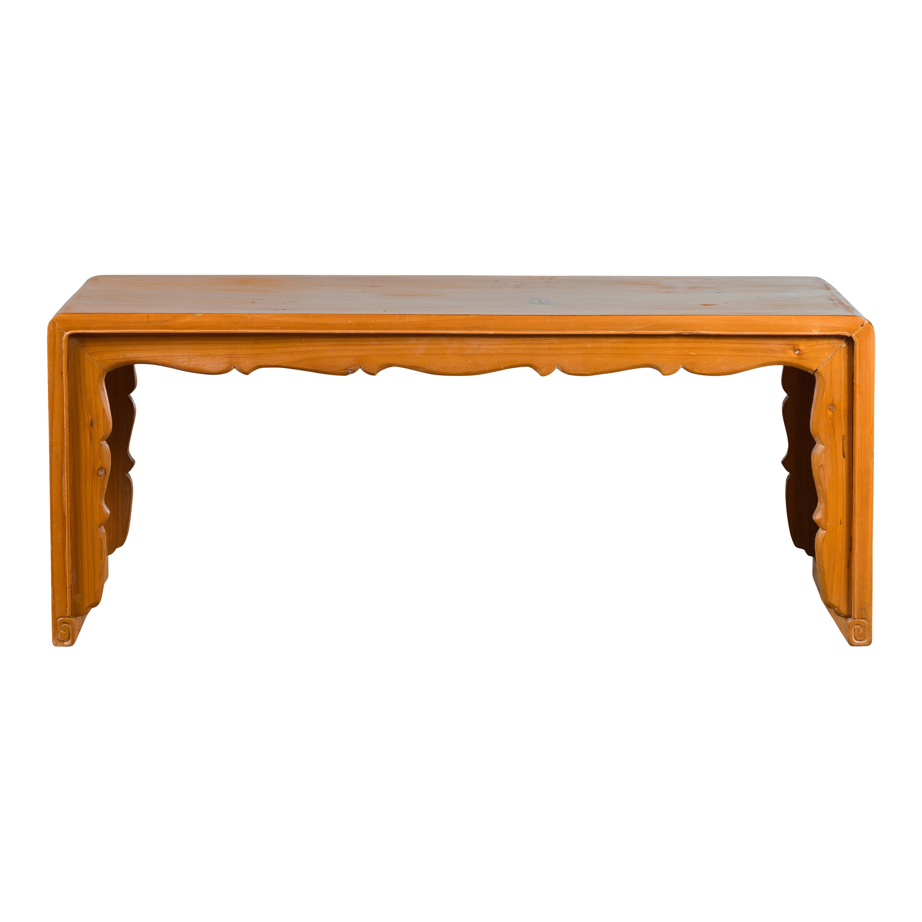 Table basse vintage en bois d'orme avec tablier et pieds sculptés