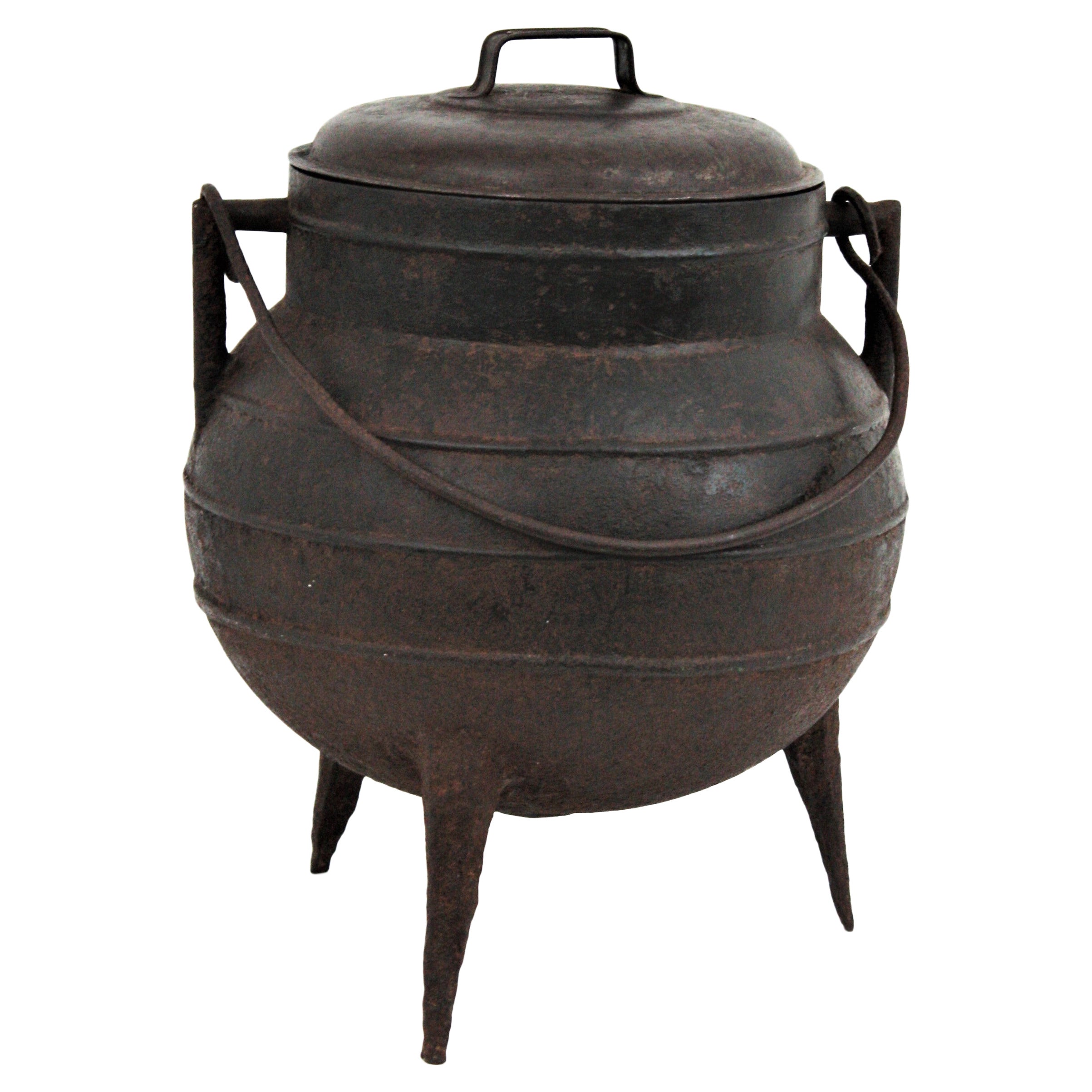 Chaudron en fonte avec couvercle dépareillé de Galice au nord de l'Espagne, vers les années 1940
Fabriqué en fonte moulée, utilisé à l'origine pour la cuisson. 
Magnifique à exposer dans une cuisine ou près d'un foyer au sol dans une ambiance