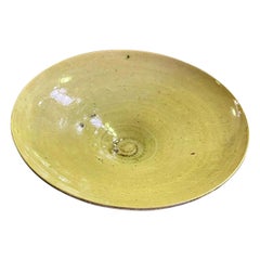 Cuenco de cerámica británica esmaltado con motas amarillas firmado por Lucie Rie, hacia la década de 1950