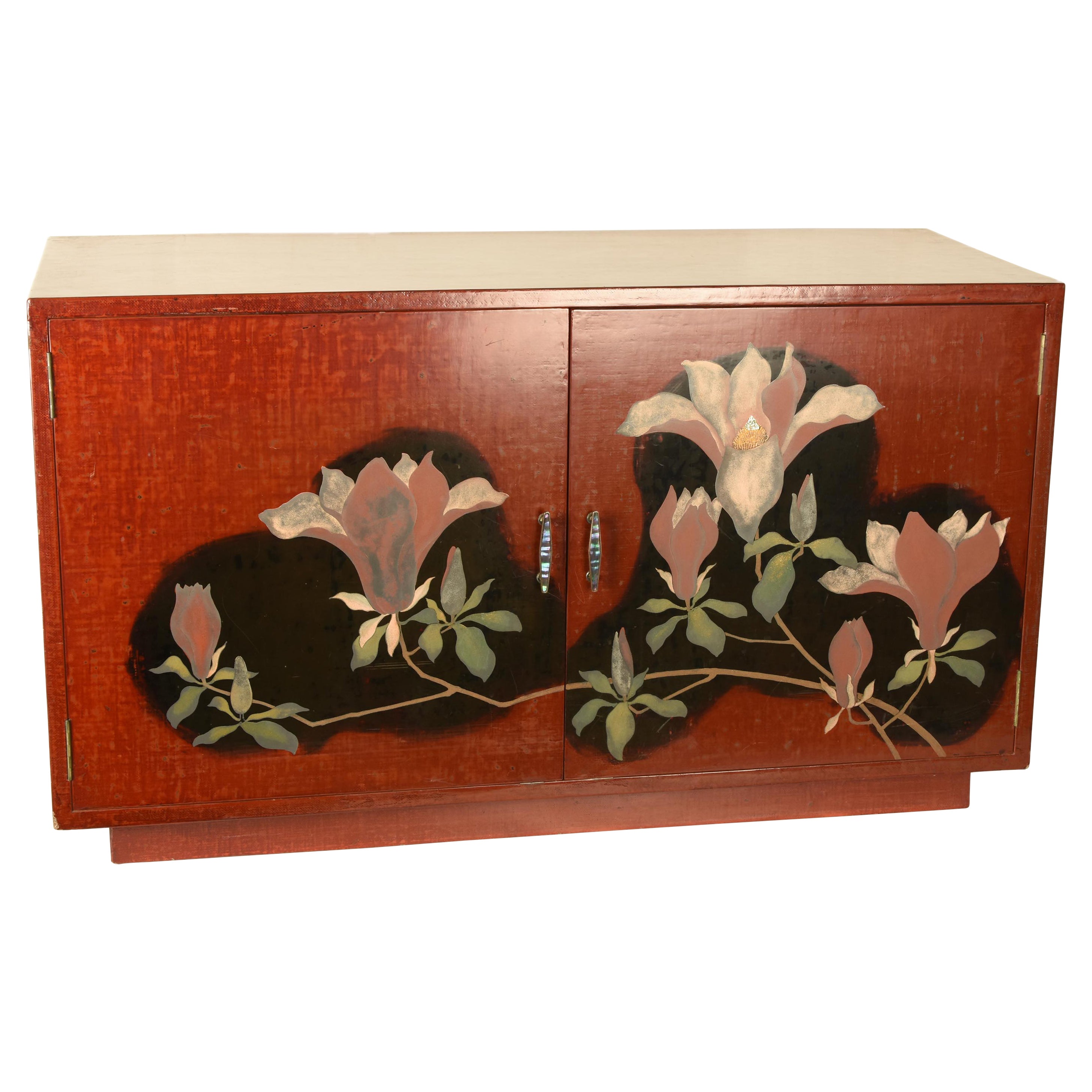 Japanischer rot lackierter Schrank mit Magnolia-Design, Showa-Periode
