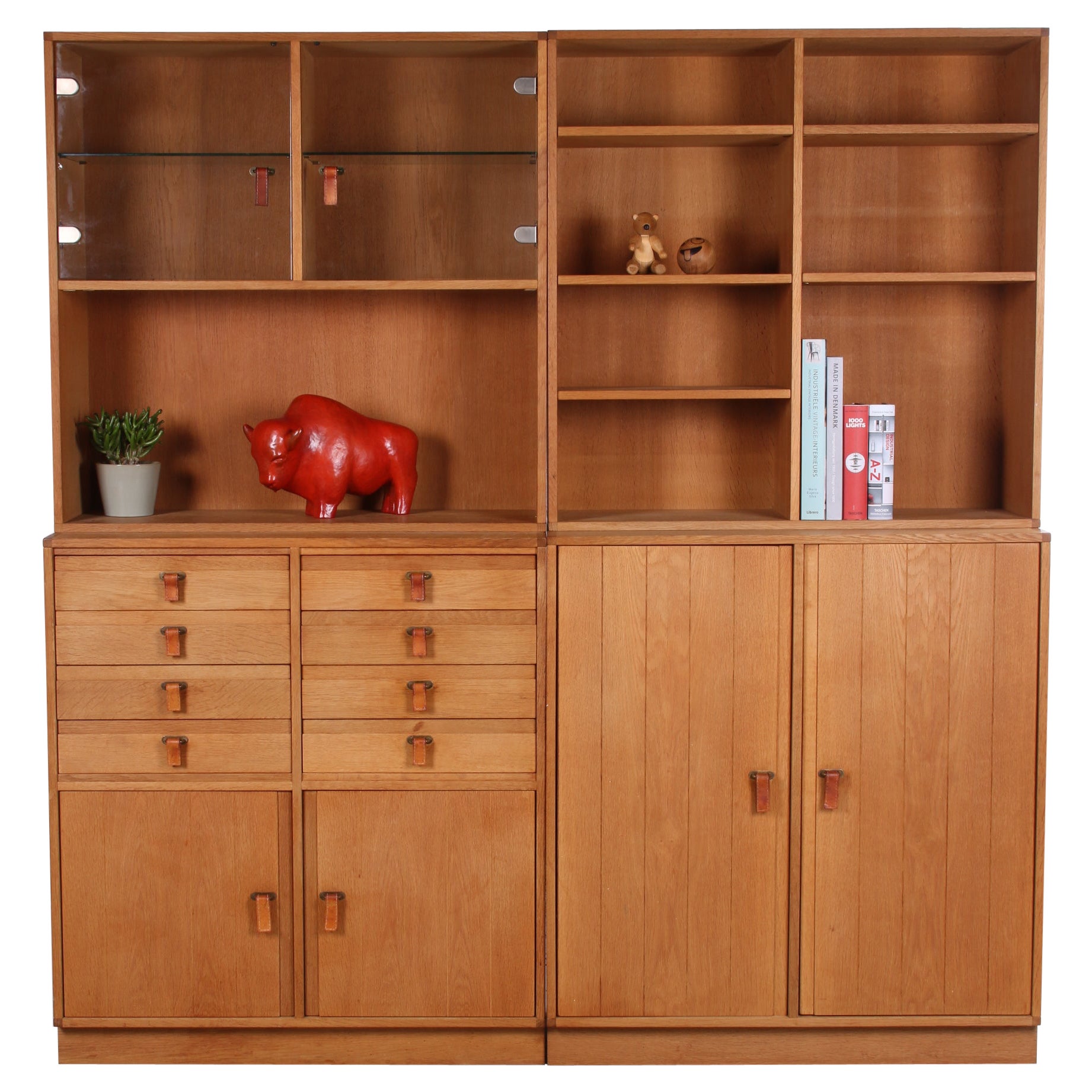Discover the charm of mid-century design with this authentic Kurt Østervig oak wall unit, made by K.P. Møbler in the 60s. This piece of furniture exudes quality and craftsmanship with its sturdy oak construction and timeless appearance. The clean