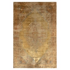 Tapis persan ancien nou  la main de Tabriz, motif de mdaillon en or et bronze beige