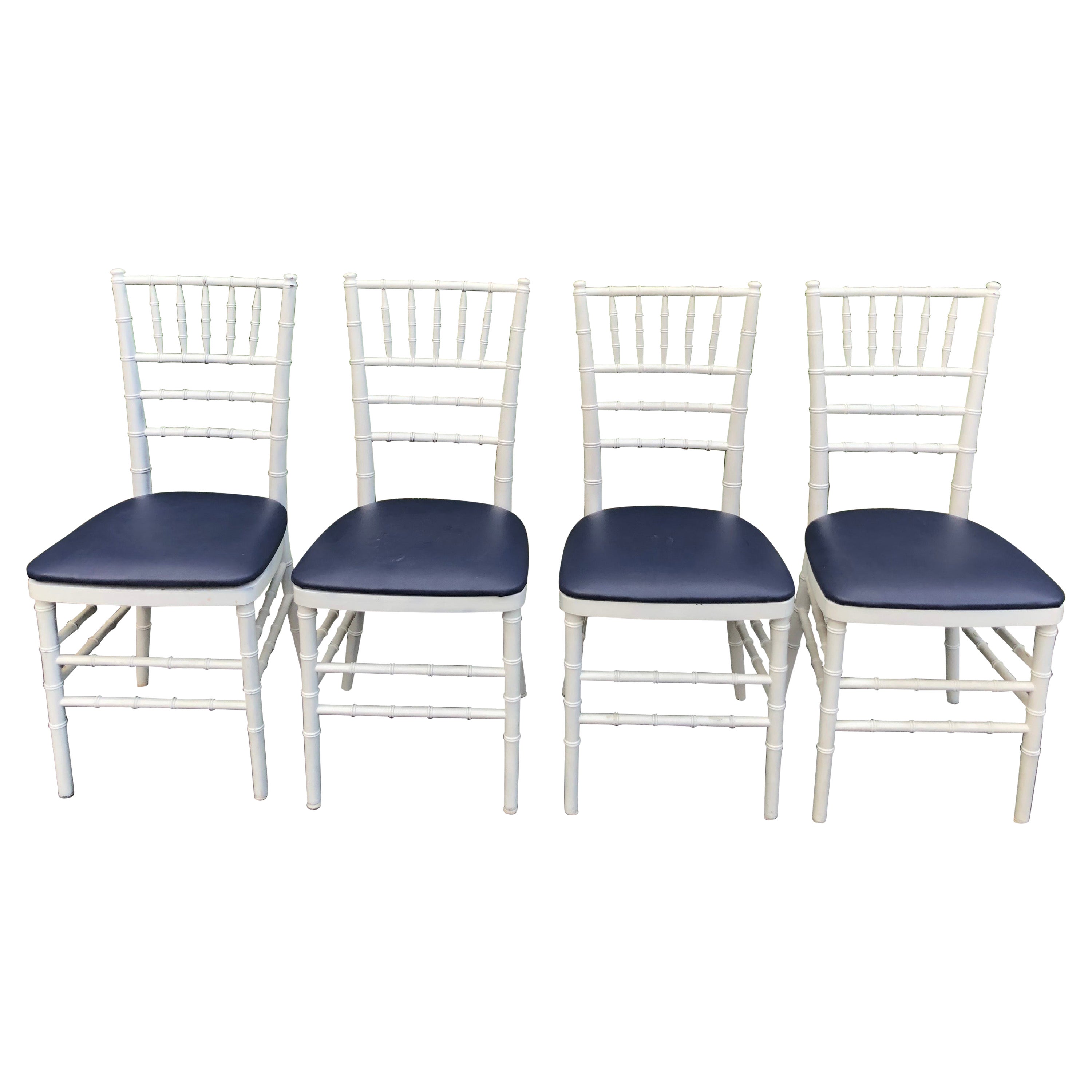 Set aus vier klassischen weißen Chiavari-Holzstühlen mit marineblauen Sitzen
