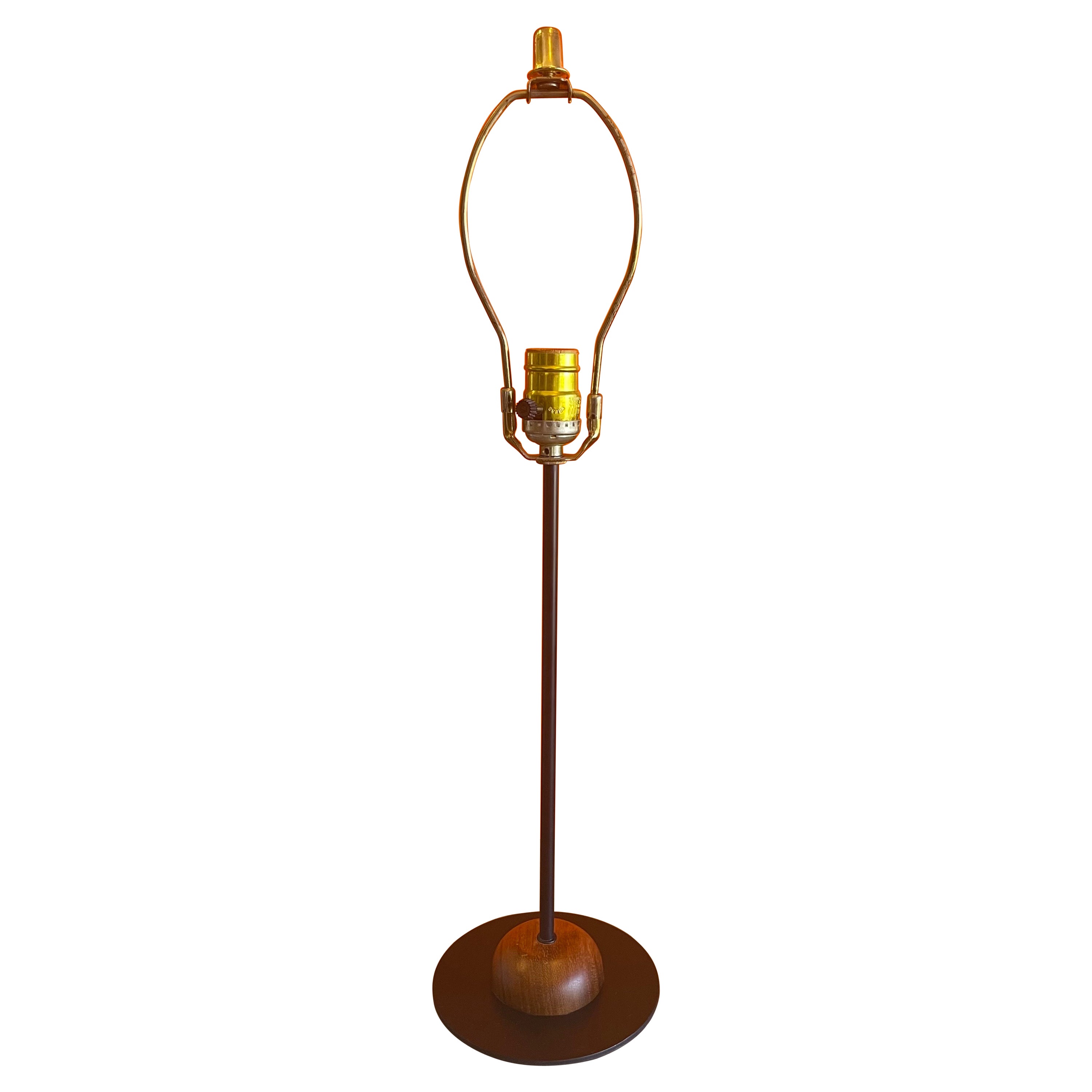 Lampe de table danoise moderne en métal noir et teck en vente