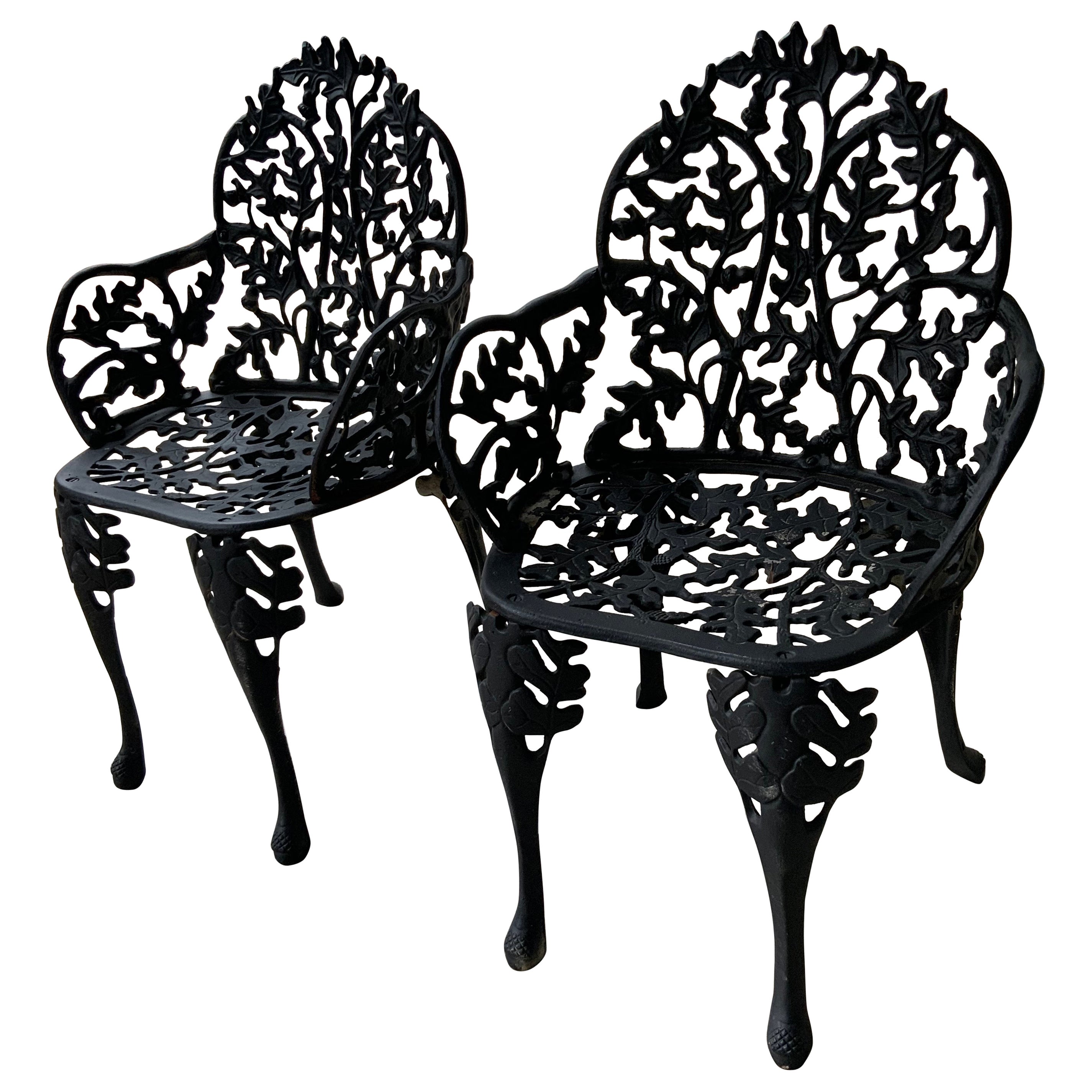 Paar antike schwarze Gartenstühle aus Eisen mit Eichel- und Blattwerk-Kunstgeflecht im Faux Bois-Design im Angebot
