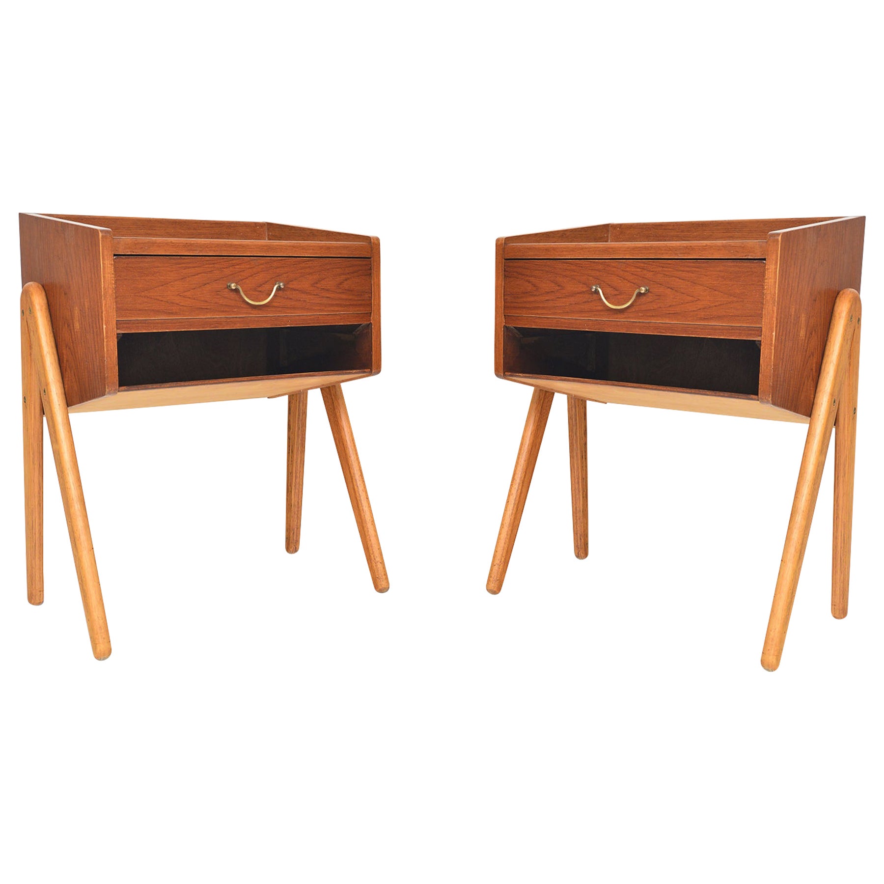 Pair of V-legged Atomic Teak + Oak Nightstands For Sale