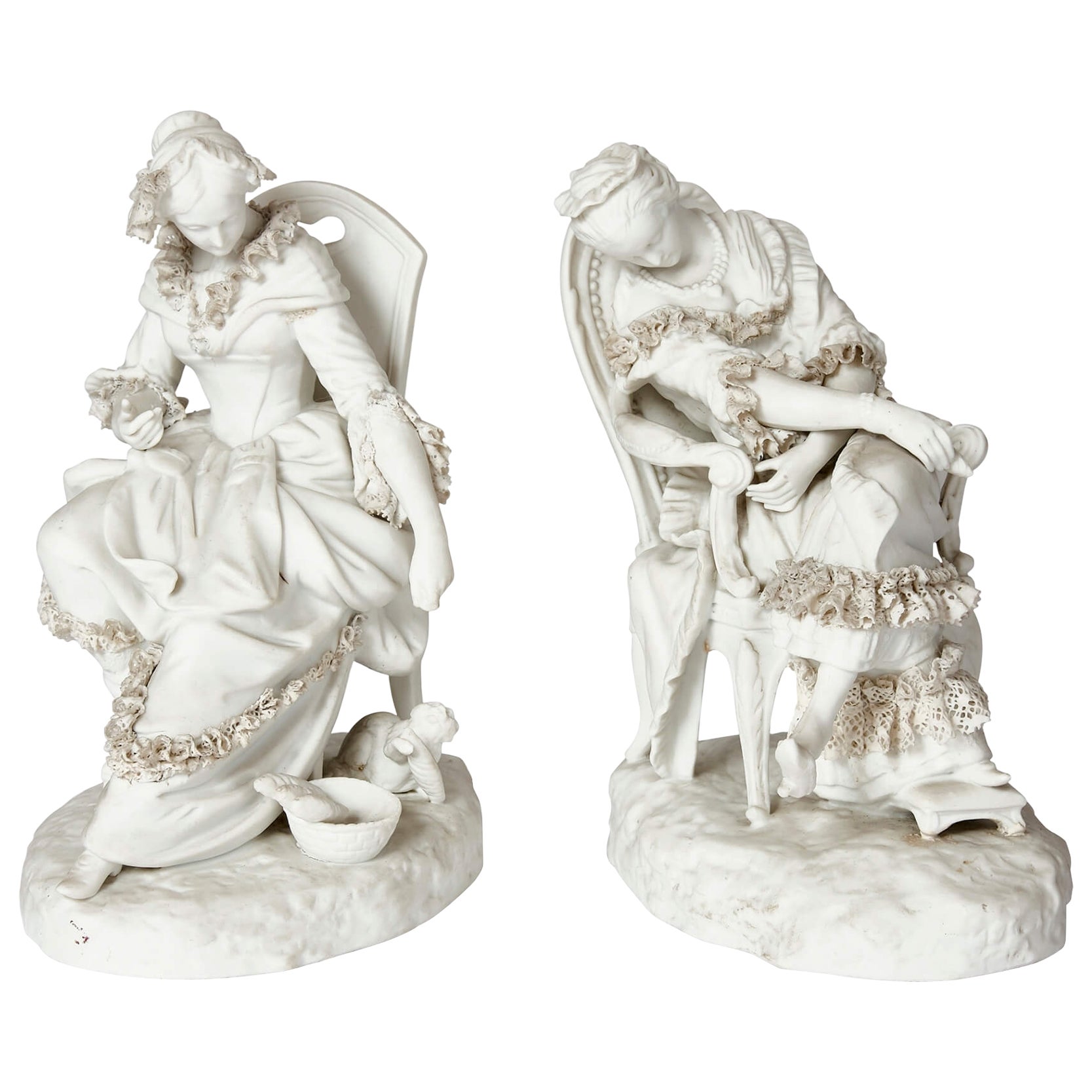 Paire de figures féminines en porcelaine biscuit de style rococo en vente