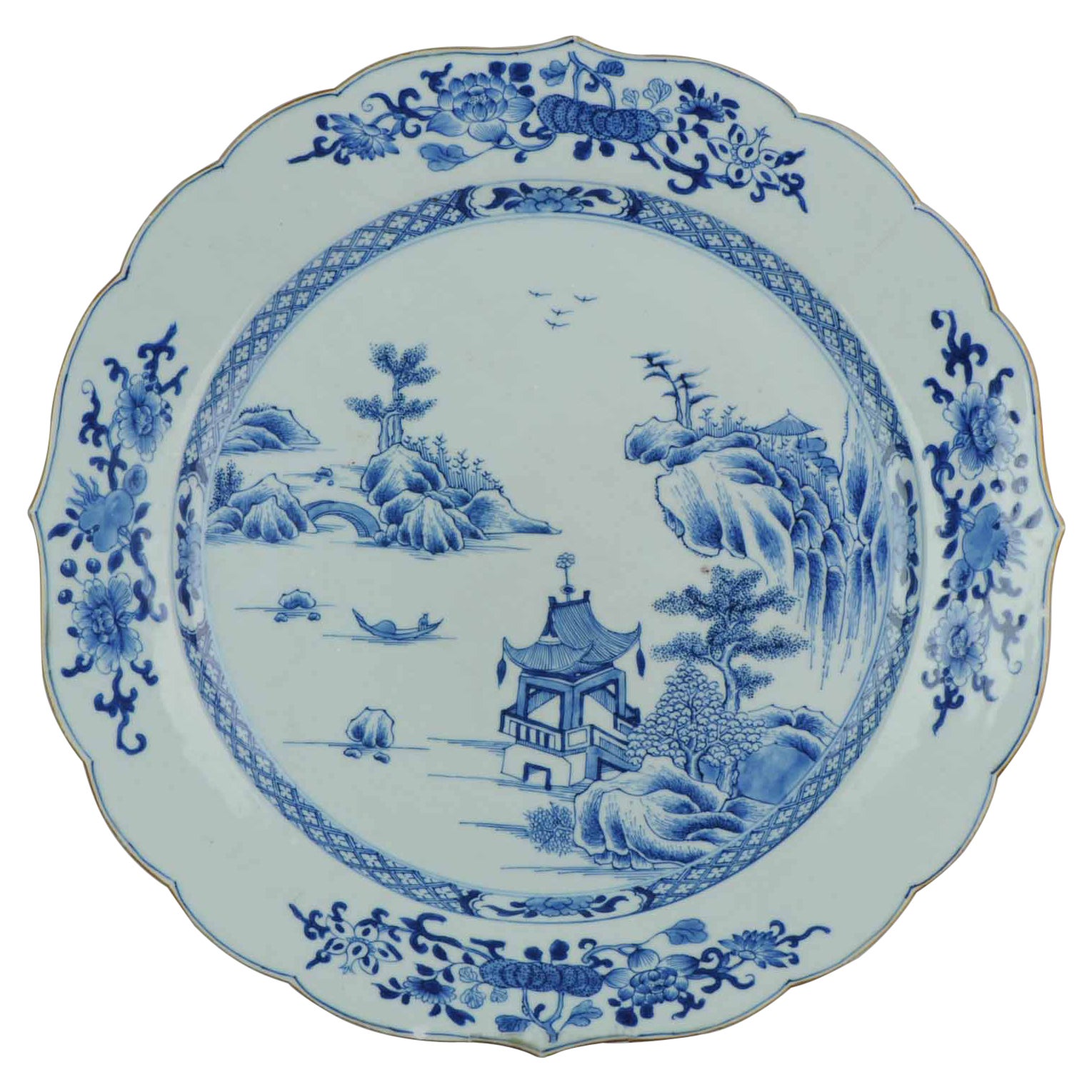 Grand plateau de service ancien de 18 carats en porcelaine chinoise Qing représentant une scène de paysage en vente