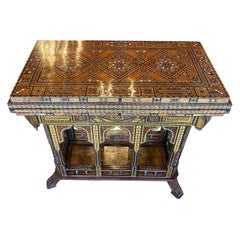 Marokkanischer Spieltisch mit Intarsien