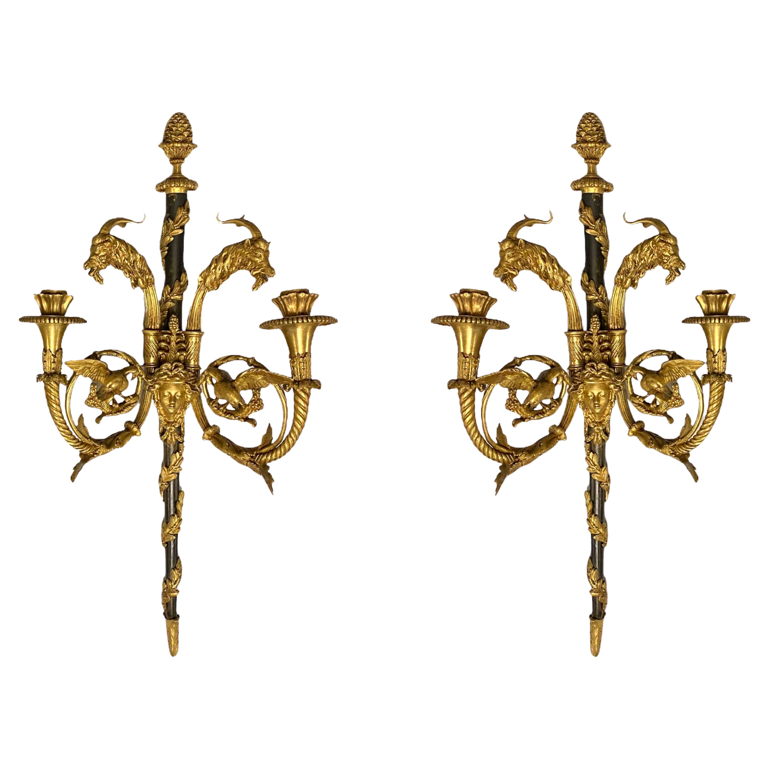 Zwei zweiflammige Ormolu-Bronze-Wandleuchter im Louis-XVI.-Stil im Angebot