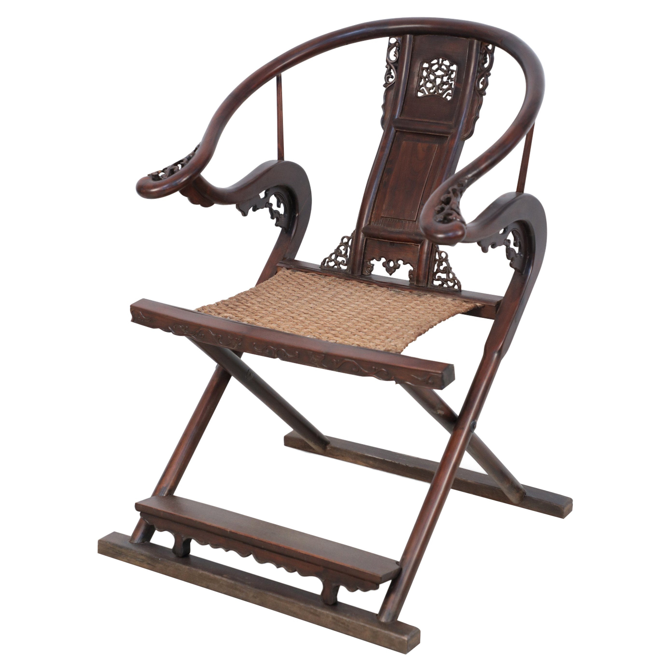 Chaise pliante chinoise du XIXe siècle à dossier en fer à cheval sculpté en vente