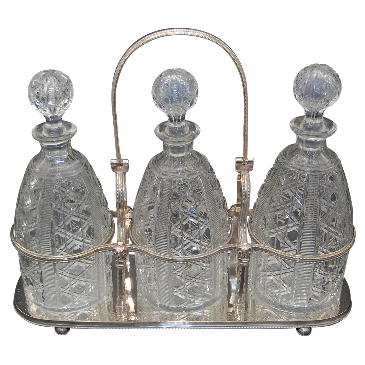 Drei-Dekanter Tantalus aus englischem geschliffenem Glas und versilbert, 19. Jahrhundert