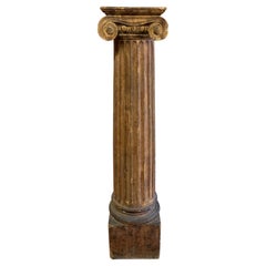 Colonne ionique cannelée en bois sculpté de l'époque victorienne