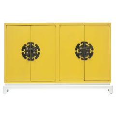 Meuble de rangement ou console de style Hollywood Regency jaune et blanc Tommi Parzinger