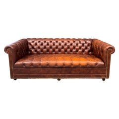 Vieux canapé Chesterfield en cuir cognac avec assise touffue