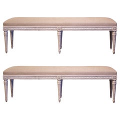 Paire de bancs à six pieds de style Louis XVI du XIXe siècle:: sculptés et peints