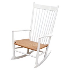 Sedia a dondolo Hans Wegner in bianco con seduta in corda di carta per FDB Mobler, Danimarca