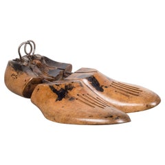 Formes de chaussures anciennes en bois avec poignées en métal, vers 1920