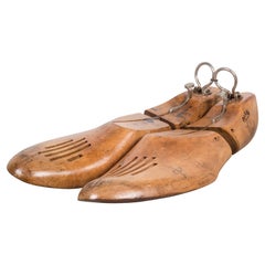 Formes de chaussures anciennes en bois avec poignées, vers 1920