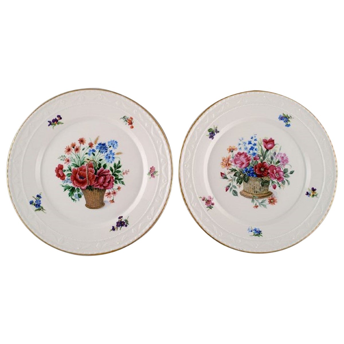 Kpm, Berlin, deux assiettes en porcelaine anciennes avec paniers de fleurs peints à la main