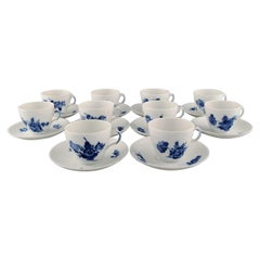 10 tazas de café con platillos trenzados de flores azules de Royal Copenhagen, años 60