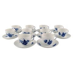 10 tasses à café Royal Copenhagen tressées à fleurs bleues avec soucoupes, années 1960